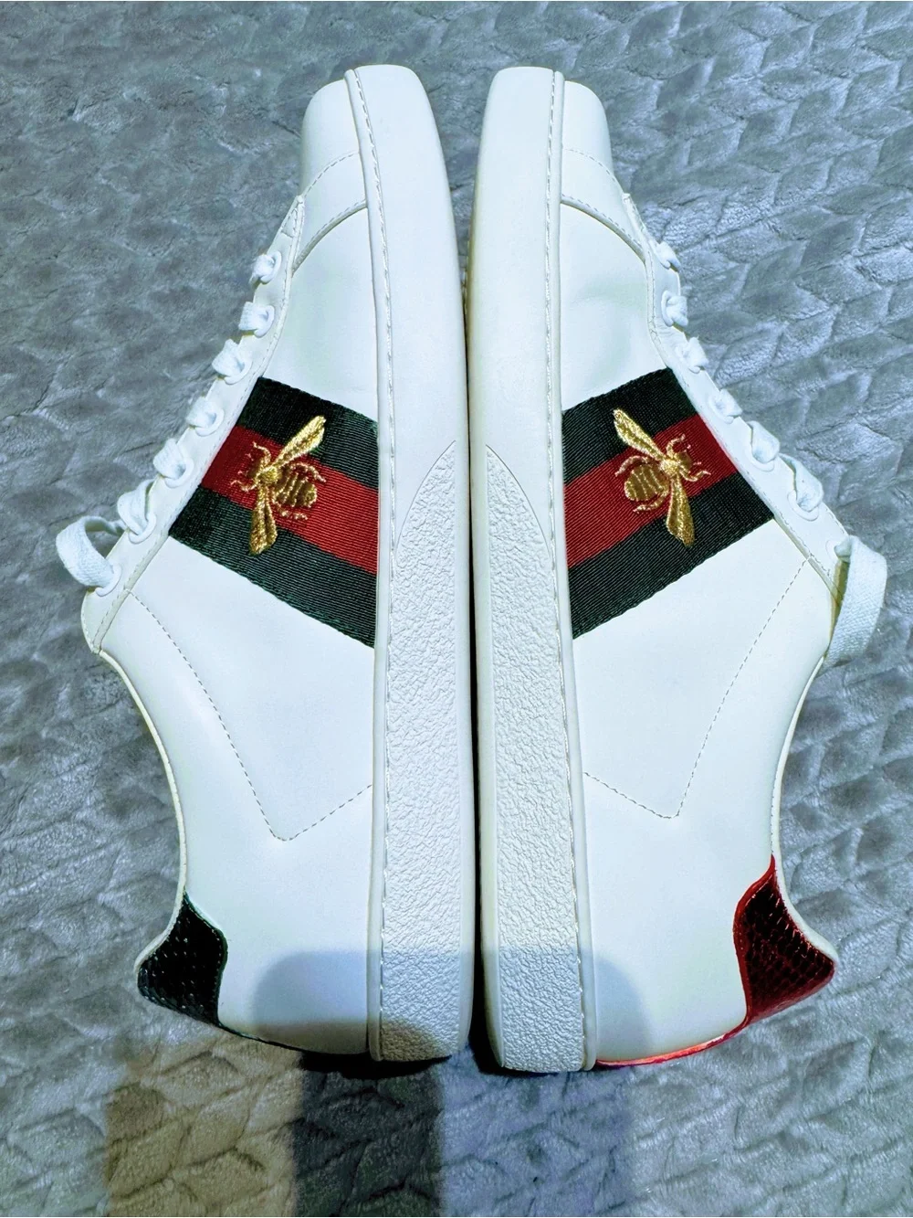 Gucci White Leather Low-Top Sneakers with Red and Green Stripe